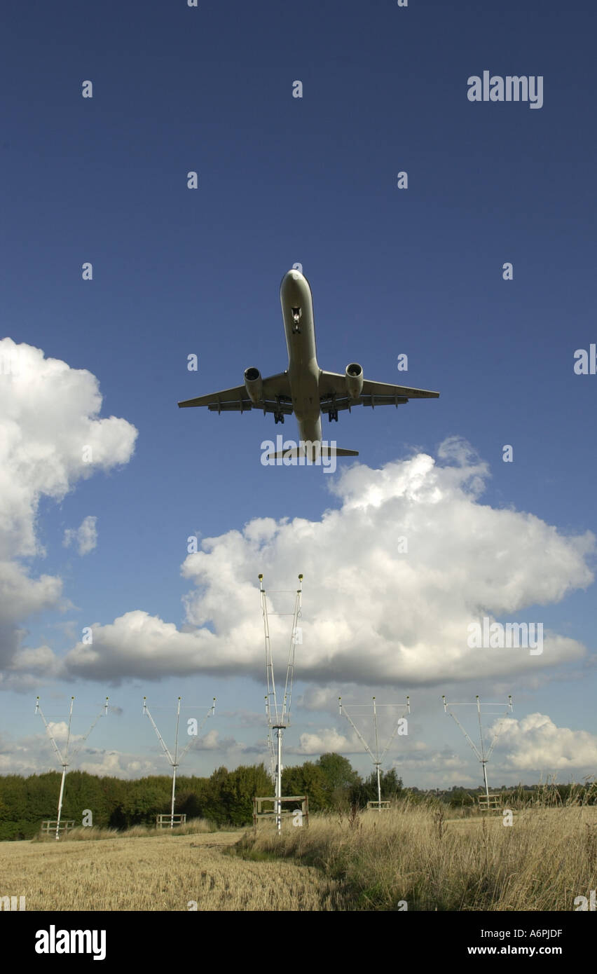 Avion arrive en terre à l'aéroport de Luton Bedfordshire UK Banque D'Images