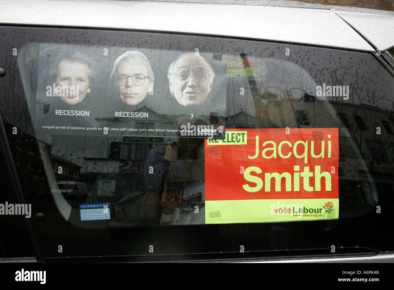 Brochure électorale pour Jacqui Smith dans la fenêtre d'une voiture à Redditch Worcestershire au cours des élections générales de 2005 England UK Banque D'Images