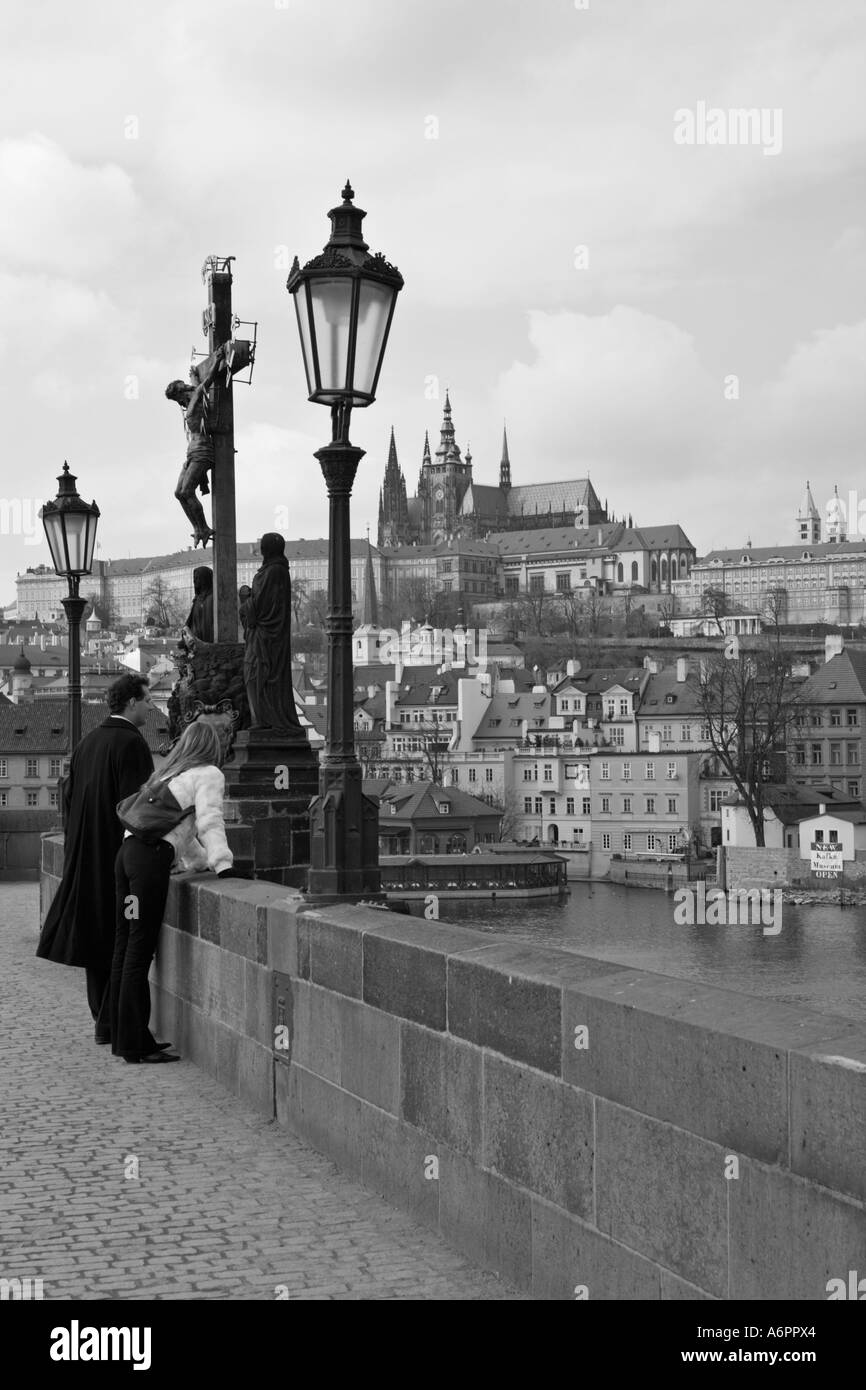 COUPLE ON CHARLES BRIDGE PRAGUE EN HIVER Banque D'Images