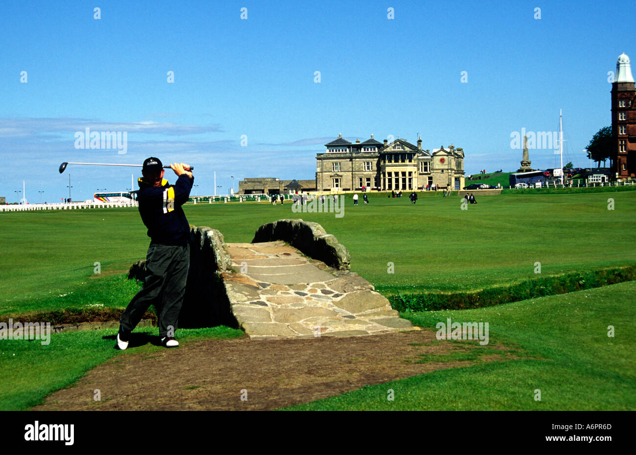 Un golfeur pratiquer son swing sur le pont Aplenty Poivron Old Course St Andrews Banque D'Images