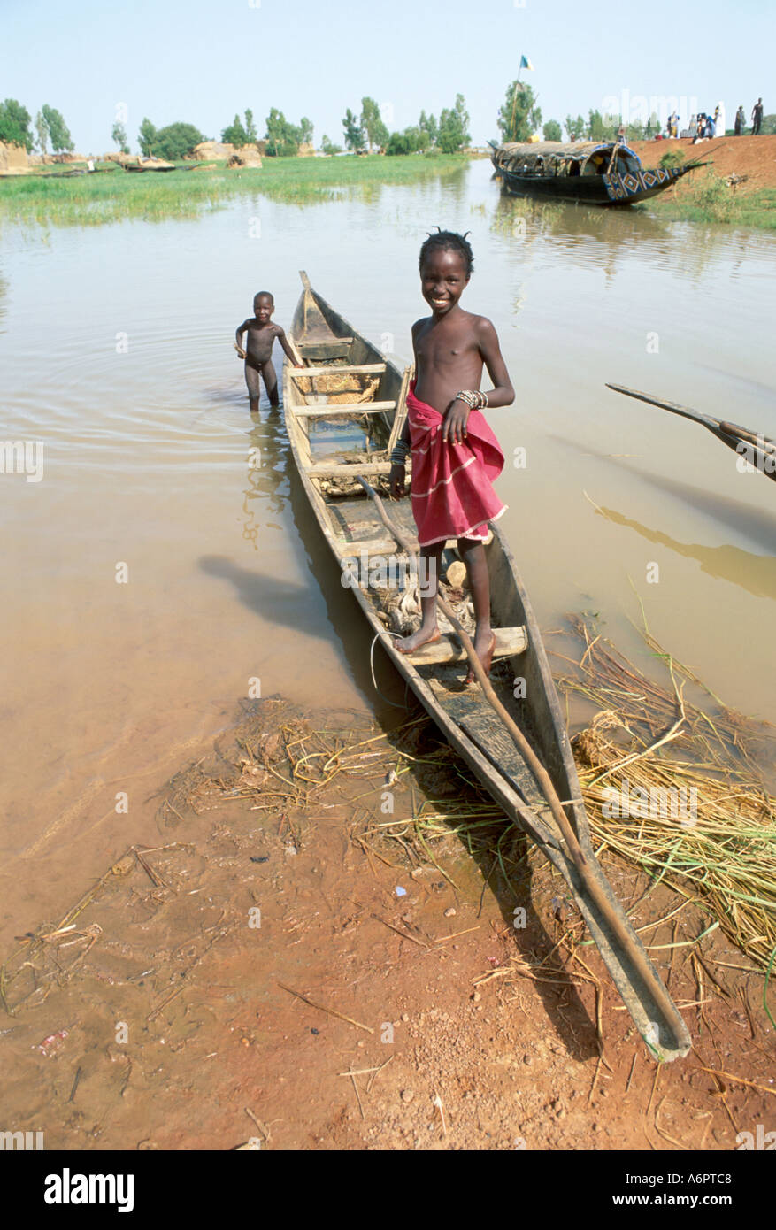 Enfants jouant dans une pirogue en canot. Mali Banque D'Images