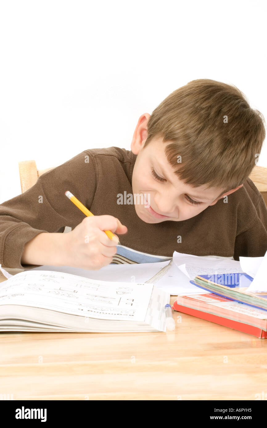 Boy doing home travail frustré triste école en colère Banque D'Images