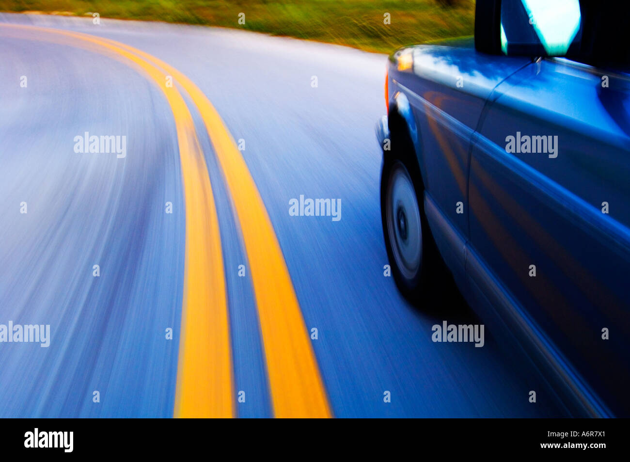 Vue conceptuelle de voiture rue résidentielle zoomant au crépuscule Banque D'Images