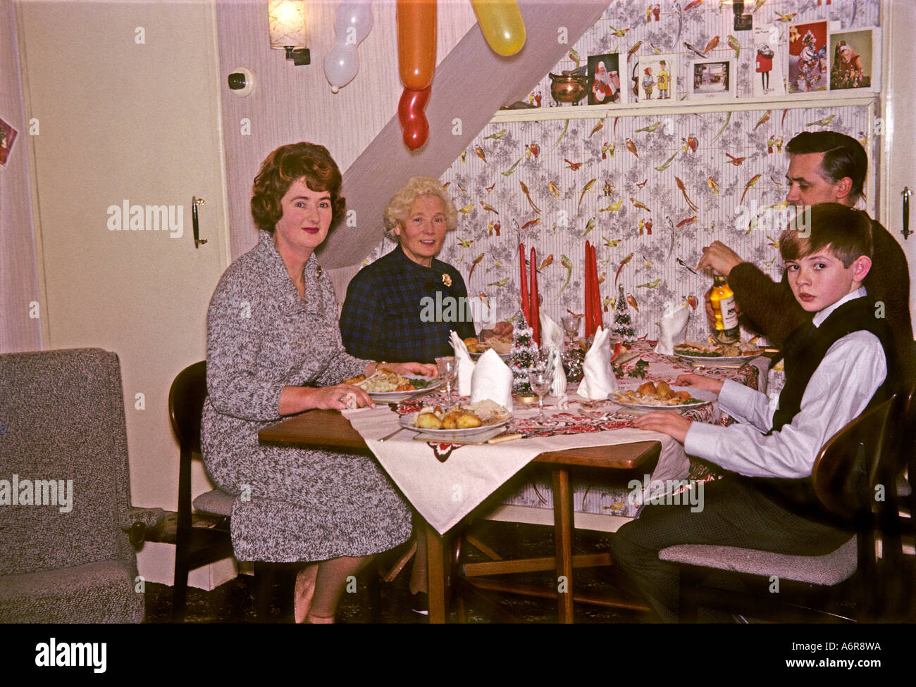 '^^mère, grand-mère, père et '12 ans' fils à ^^Le dîner de Noël, 1964, Londres' Banque D'Images