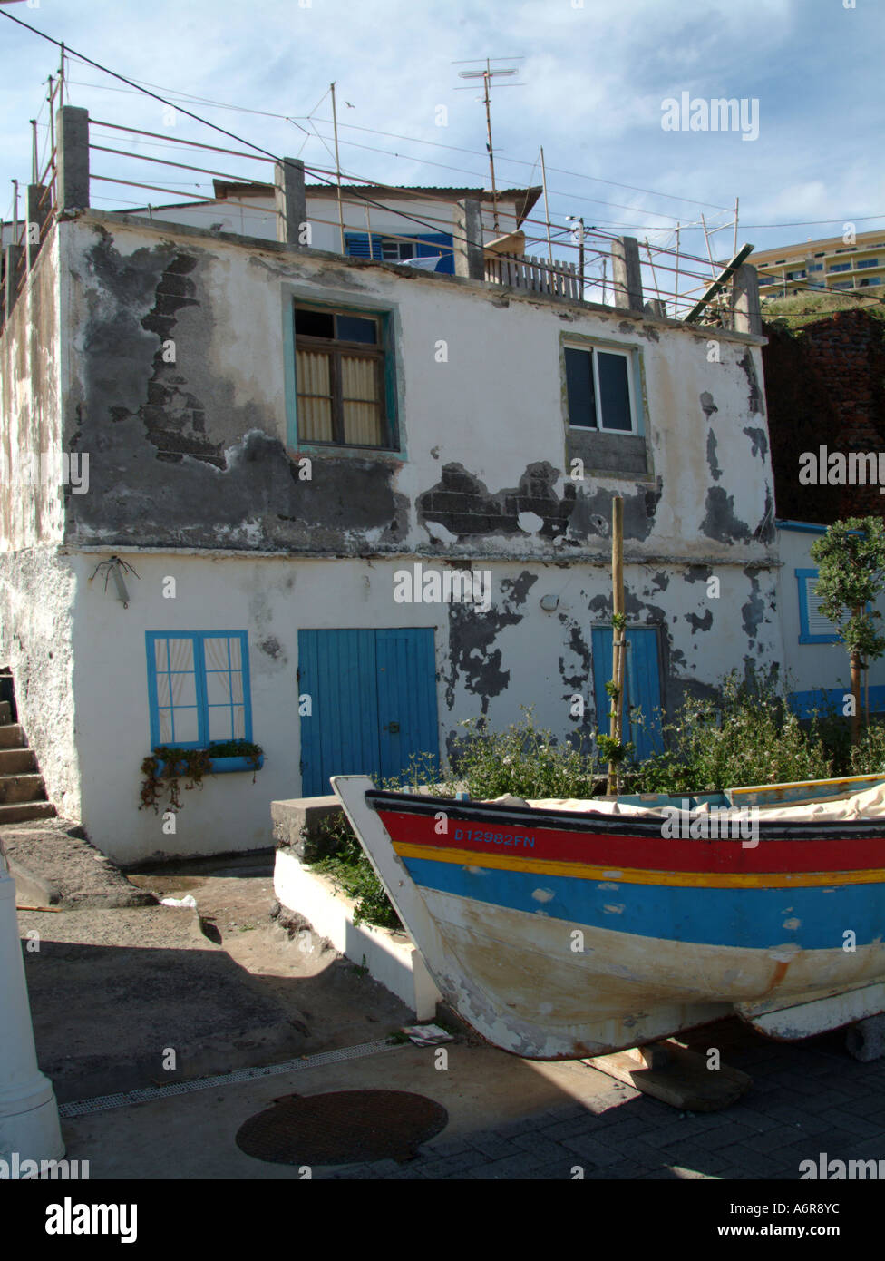 Maison et bateau de pêche, Canico de Baixo, à Madère Banque D'Images