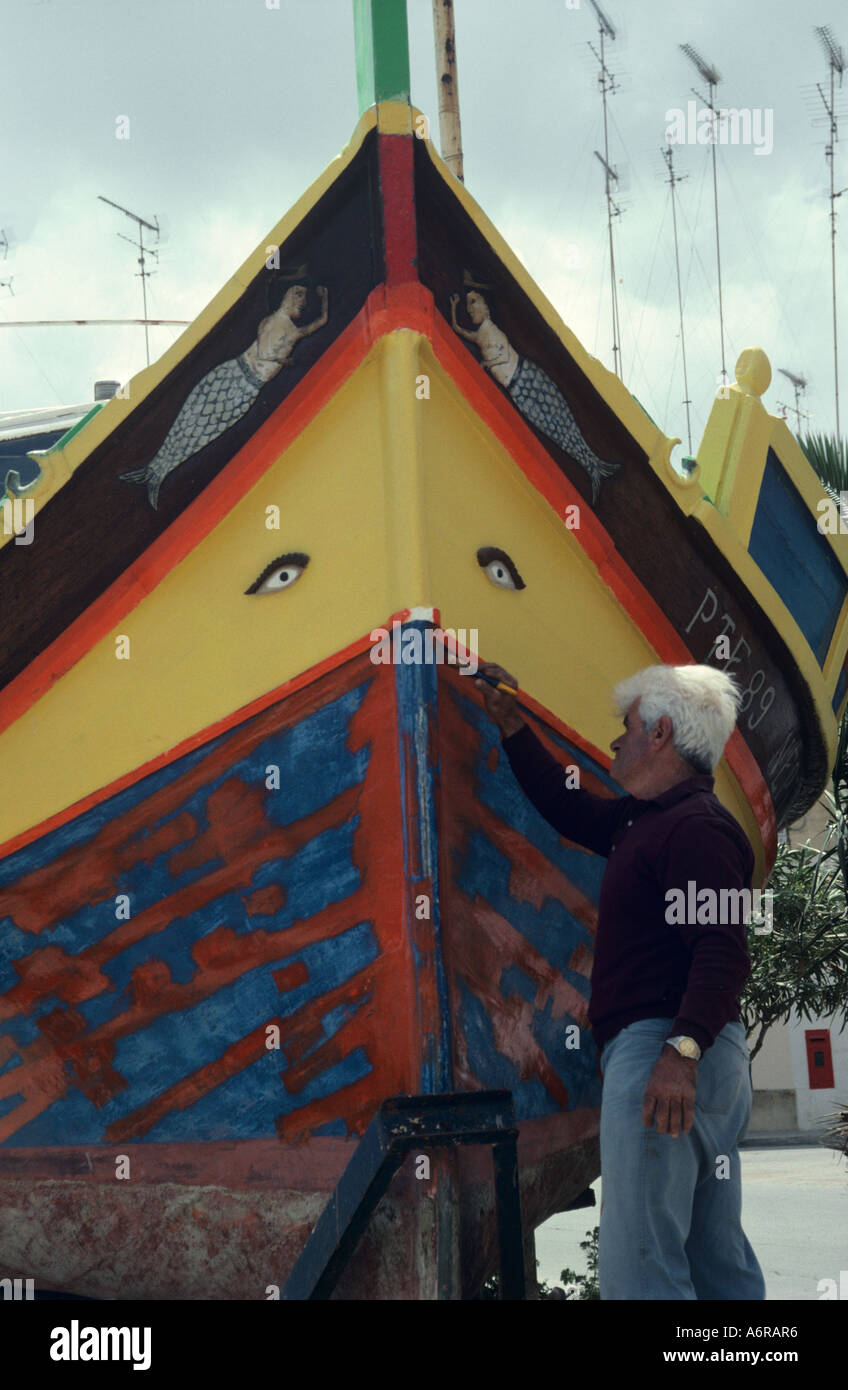 Peinture pêcheur son bateau à Malte, Marsakala Banque D'Images