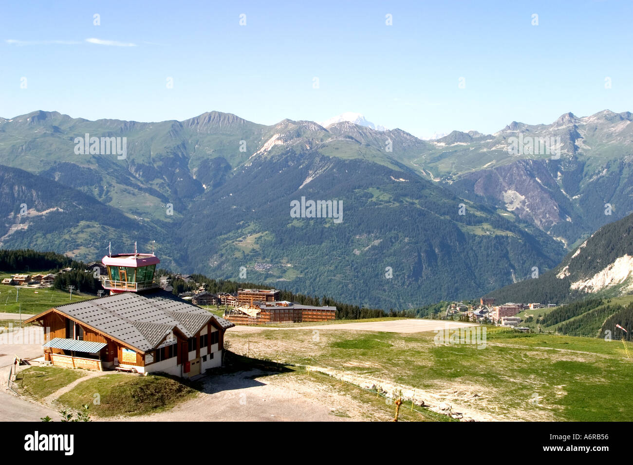 Tablier de piste et tour de contrôle de l'Altiport Courchevel Airport à 6581 pieds Banque D'Images