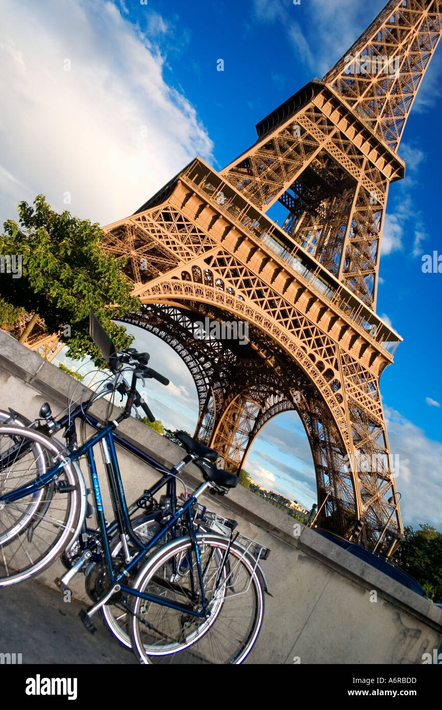 La Tour Eiffel les bicyclettes en premier plan Paris France Europe Banque D'Images