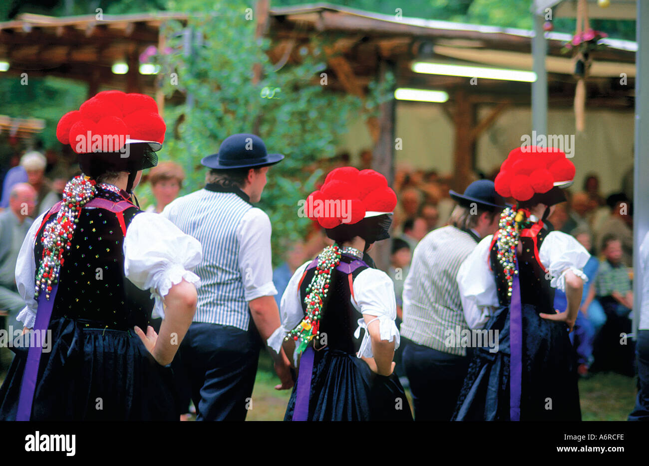 Les filles avec costumes traditionnels et d'Guttachtal Bollenhut Forêt Noire Allemagne Banque D'Images