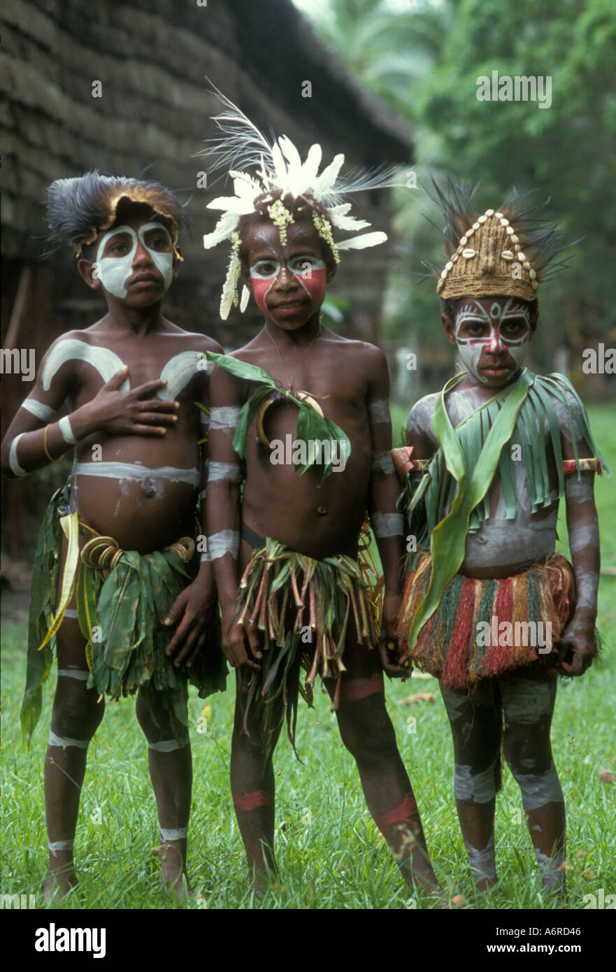 La Papouasie-Nouvelle-Guinée, fleuve Sepik Enfants à singsing Banque D'Images