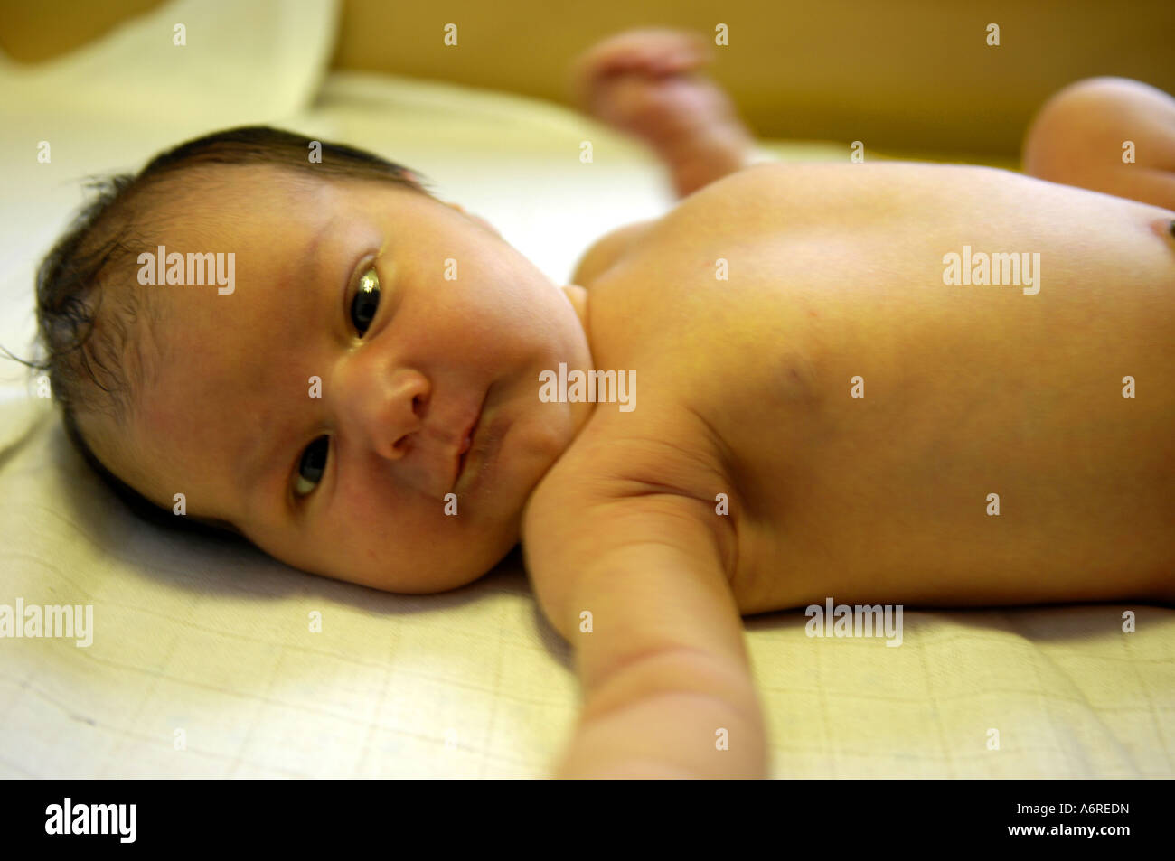 Bebe Nouveau Ne Nom Identite Bracelet Cheveux Fonces Caucasian Quatre Jours Couleur Couleur Photo Stock Alamy