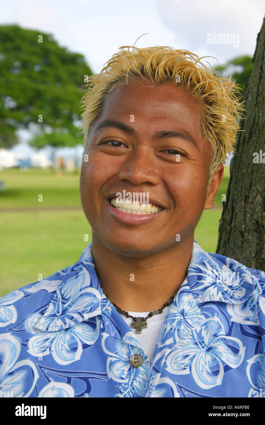 Smiling Hawaiian local l'homme avec les cheveux décolorés et grand sourire portant chemise Aloha tropical Banque D'Images