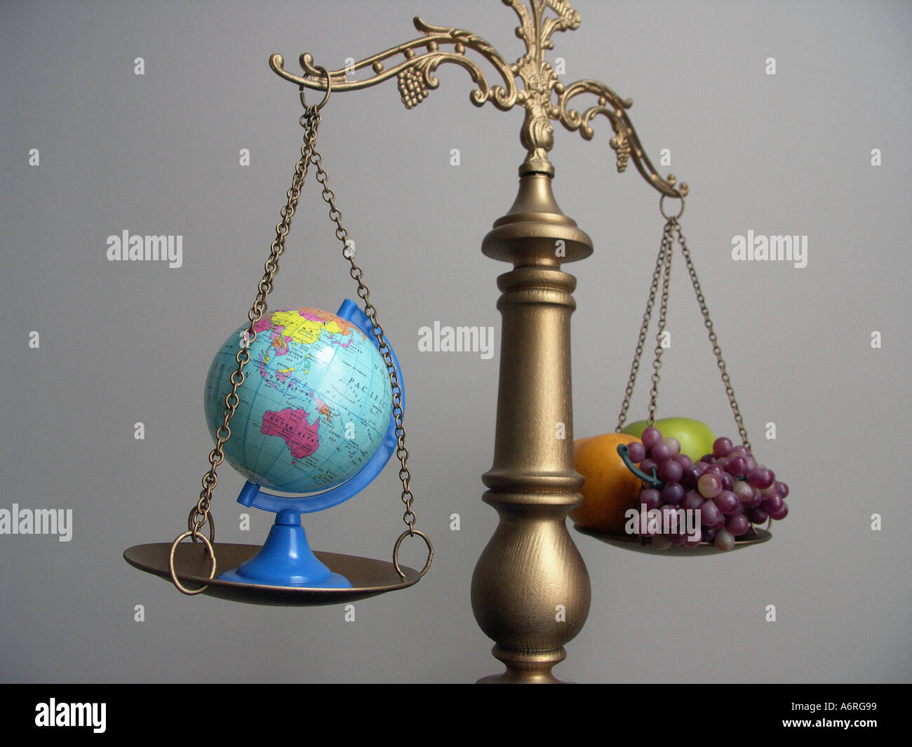 L'équilibre entre l'alimentation avec la terre Banque D'Images