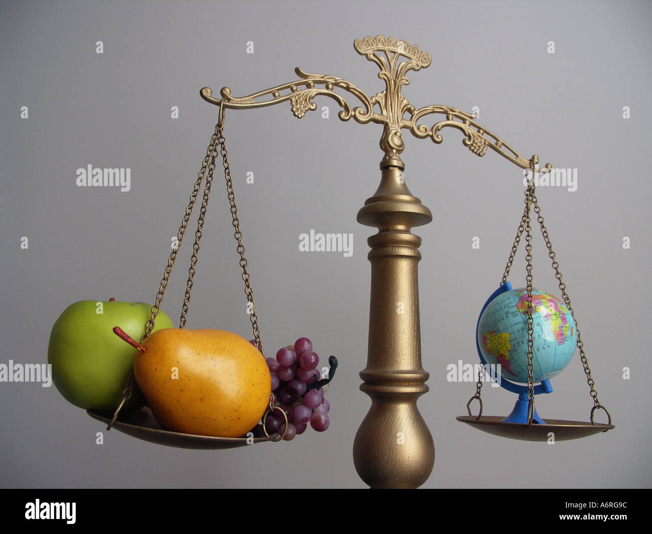 L'équilibre entre l'alimentation avec la terre Banque D'Images