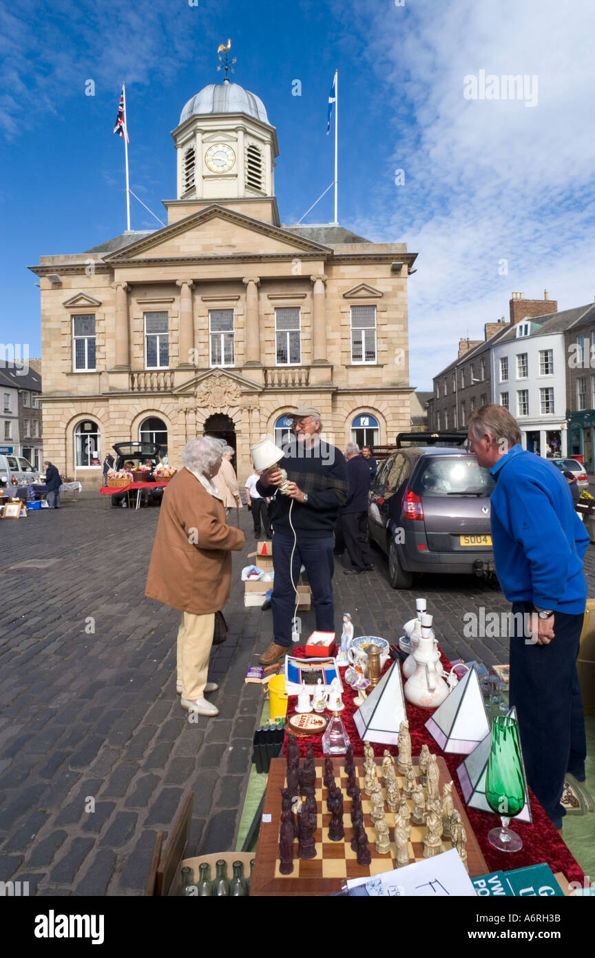 Dans le marché aux puces ville Kelso Scottish Borders UK avec salle municipale de Regency Town House Banque D'Images
