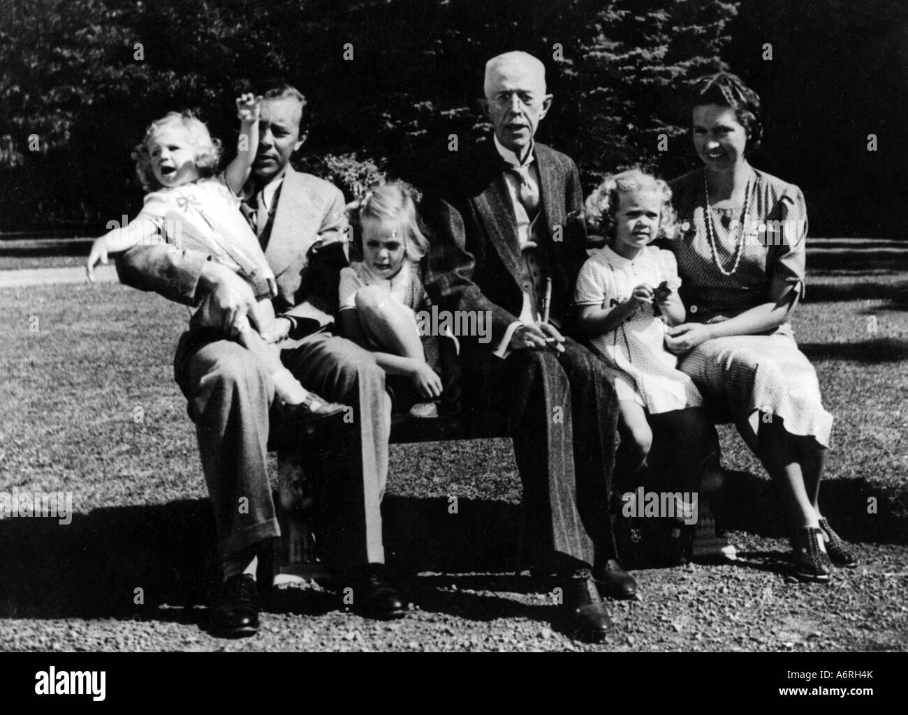 Gustaf V., 16.6.1858 - 29.10.1950, le Roi de Suède 8.12.1907 - 29.10.1950, avec petit-fils et arrière-petits-enfants, le prince Gustav Ado Banque D'Images