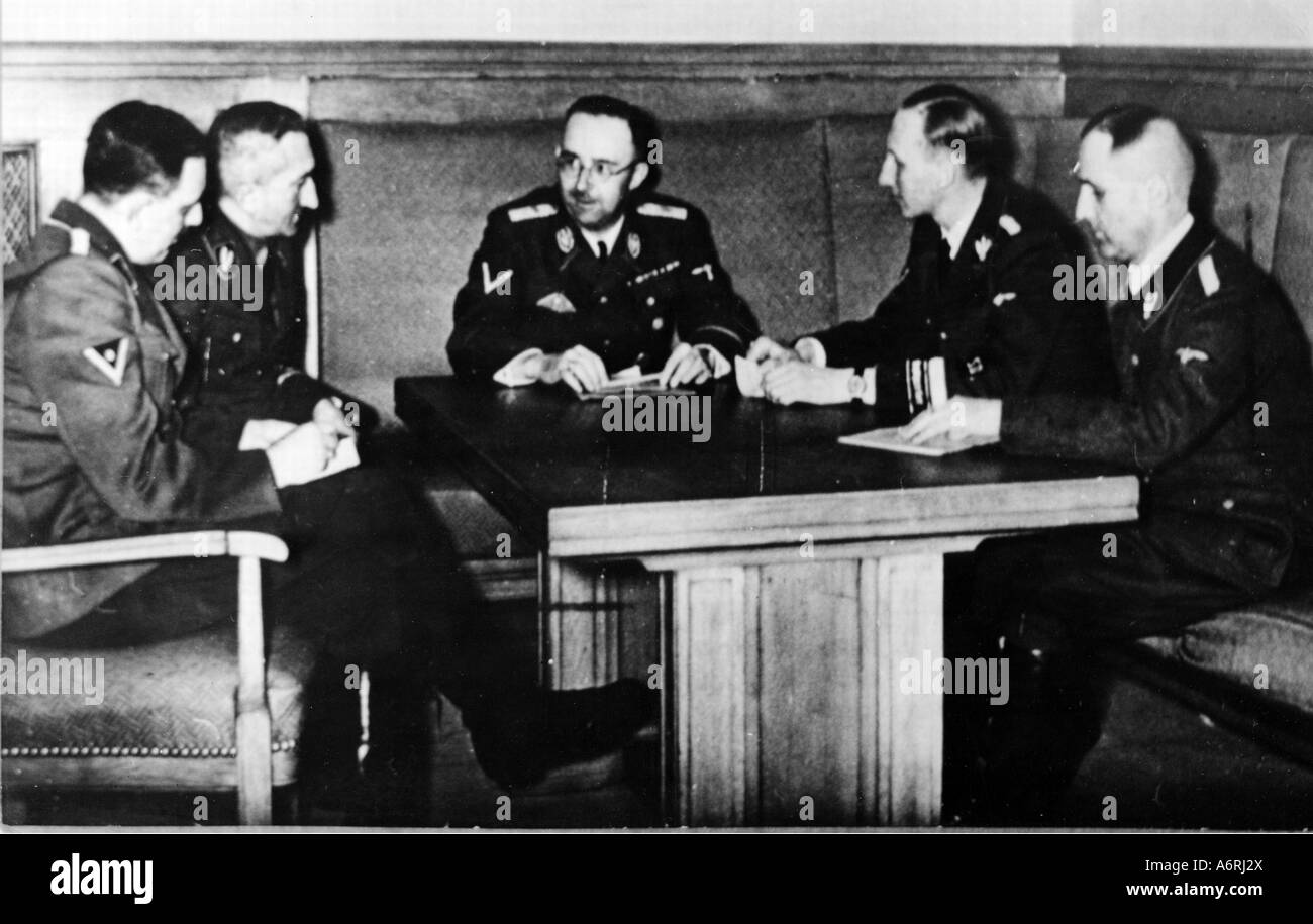 Himmler, Heinrich, 7.10.1900 - 23.5.1945, homme politique allemand (NSDAP), SS Reichsführer 6.1.1929 - 28.4.1945, conférence avec offic Banque D'Images