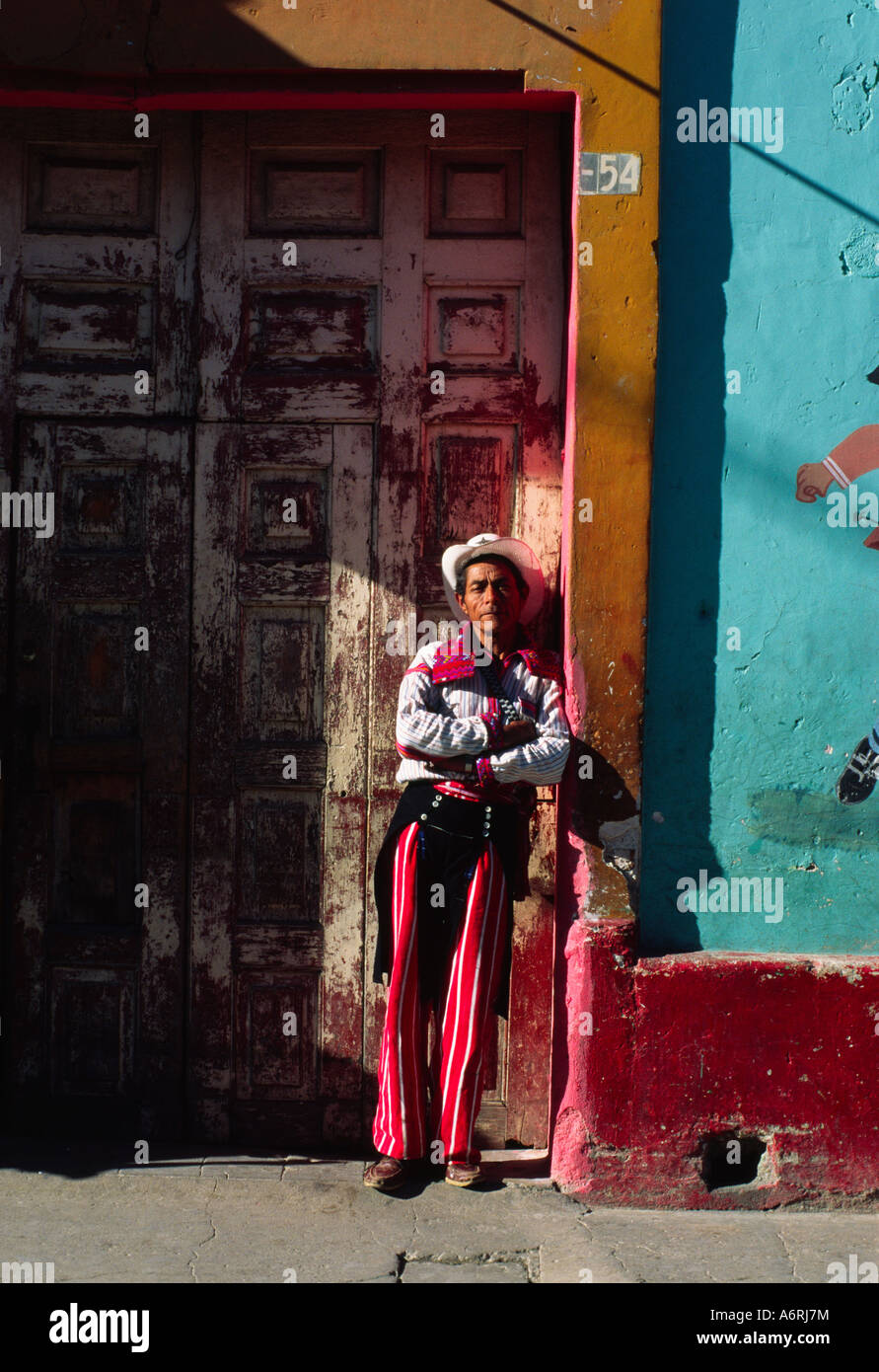 Panajachel, Solola, Guatemala ; l'homme en costume traditionnel de Todos  Santos Cuchumatan standing in doorway with folded arms Photo Stock - Alamy