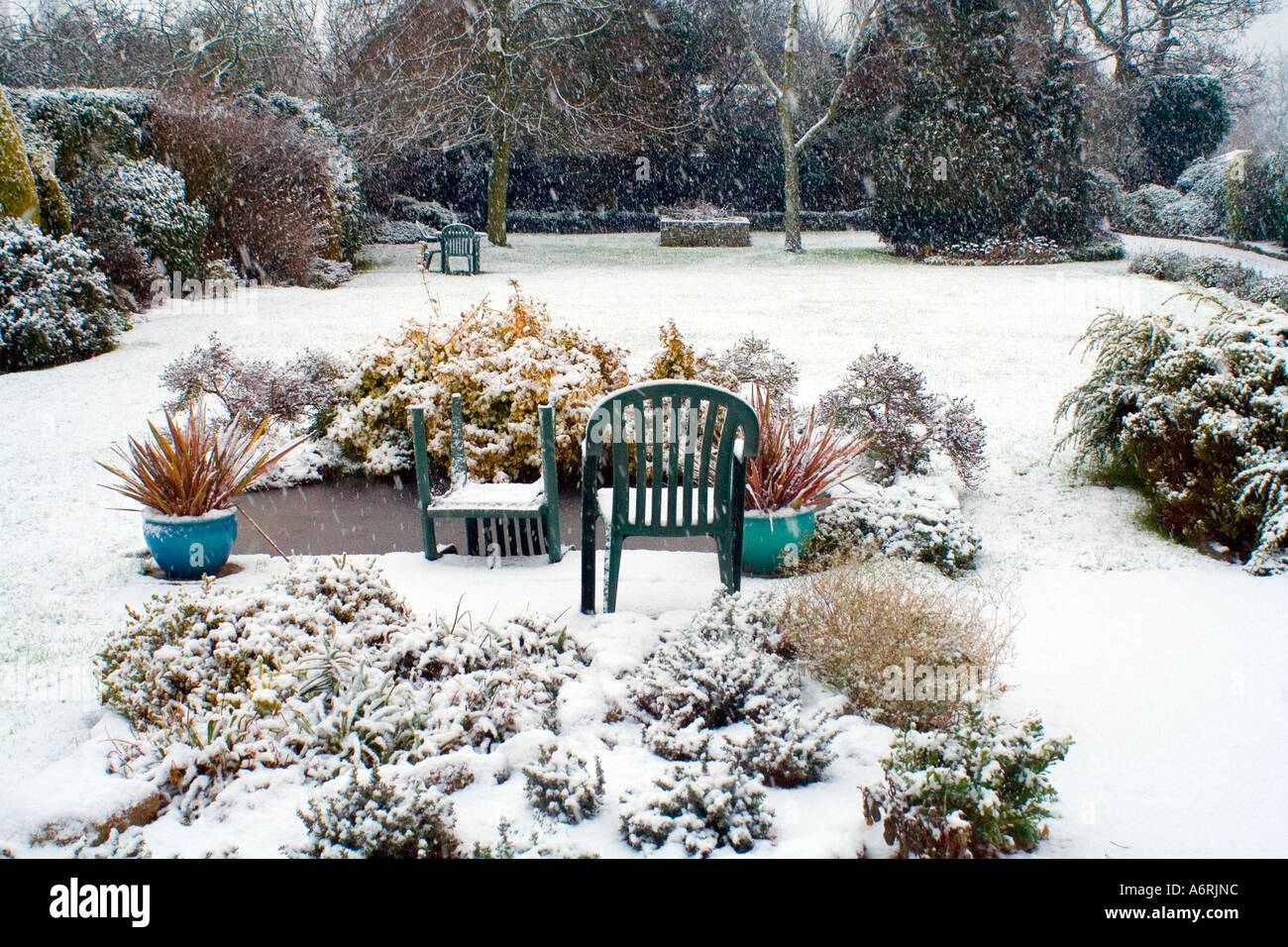 Il neige dans un jardin anglais Banque D'Images