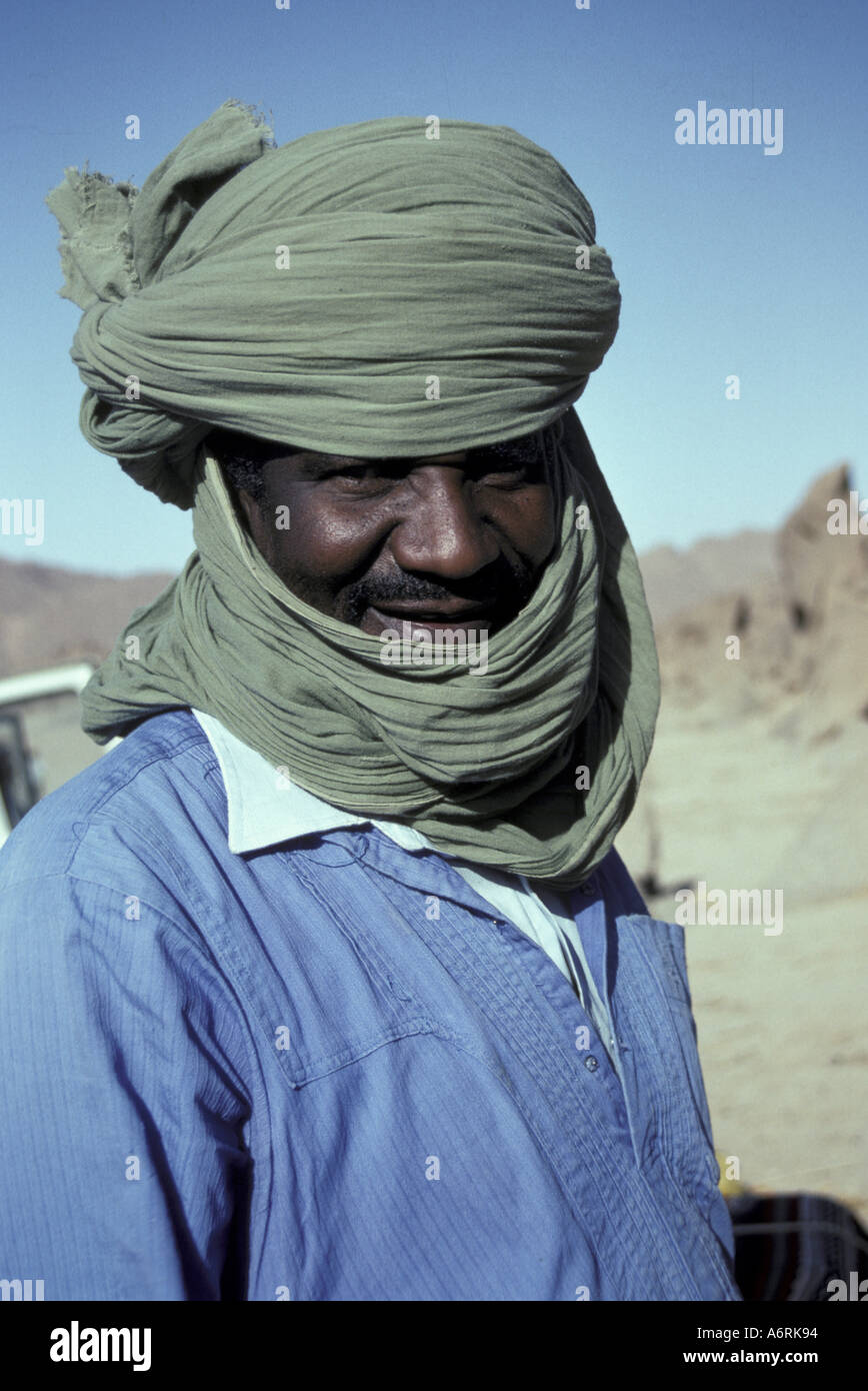 L'Afrique, Algérie, Djanet oasis. Personne Touareg dans le désert Banque D'Images