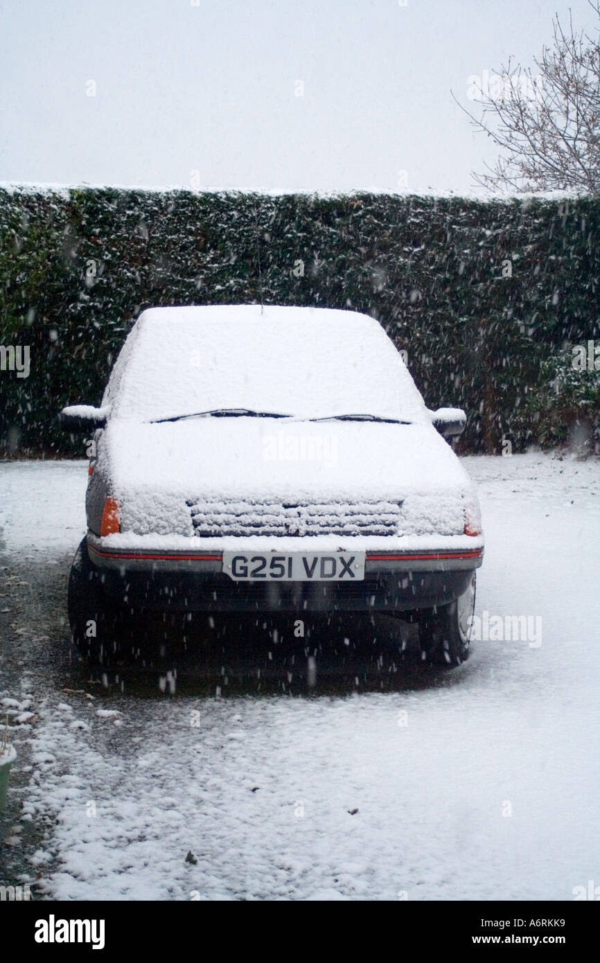 Peugeot voiture couverte de neige Banque D'Images