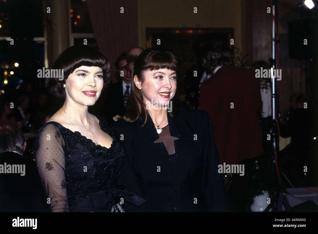 Mathieu, Mireille, * 22.7.1946, musicien français / artiste, (chanteuse), demi-longueur, avec sa sœur Monique, à l'occasion du 60e anniversaire de Ch Banque D'Images