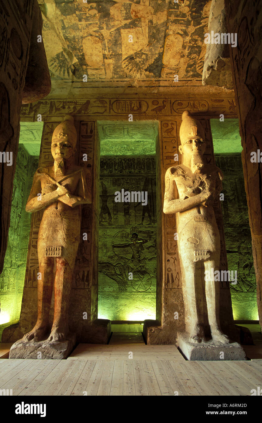 L'Egypte, Abu Simbel, statue de Ramsès II, de l'intérieur, Grand Temple de Ramsès II Photo Stock