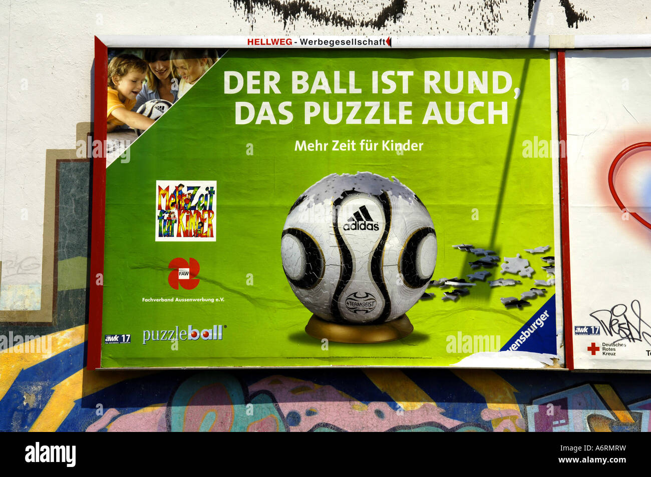 Fanfest adidas billboard puzzle ball der ball ist rund der auch puzzle  soccer world cup 2006 fifa football allemand dortmund deuts Photo Stock -  Alamy