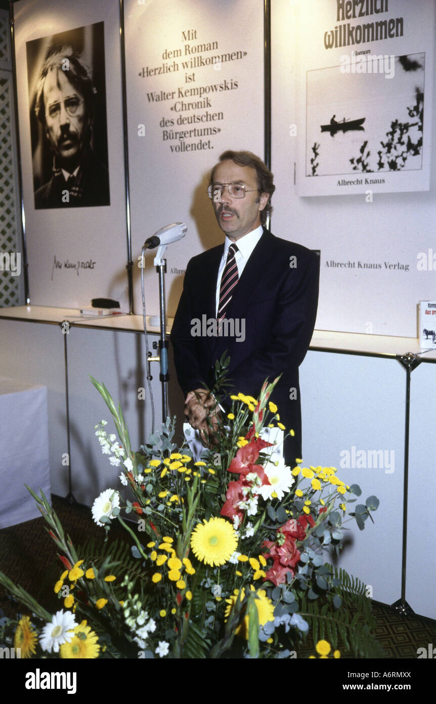 'Kempowski, Walter, 29.4.1929 - 5.10.2007, l'auteur allemand / writer, demi-longueur, présentation du livre "Herzlich Willkommen" Banque D'Images