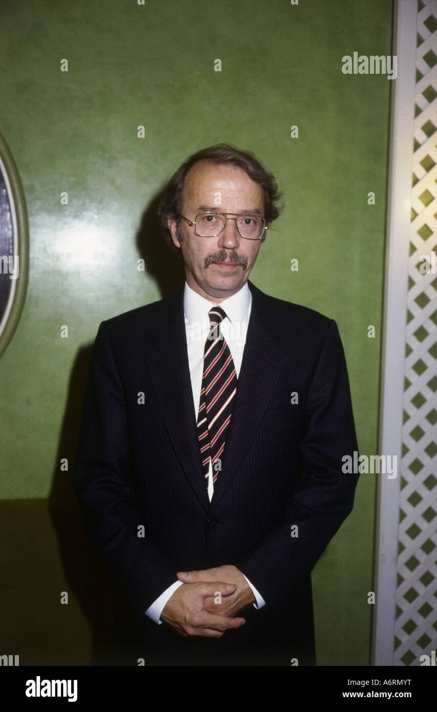 'Kempowski, Walter, 29.4.1929 - 5.10.2007, l'auteur allemand / writer, demi-longueur, présentation du livre "Herzlich Willkommen" Banque D'Images