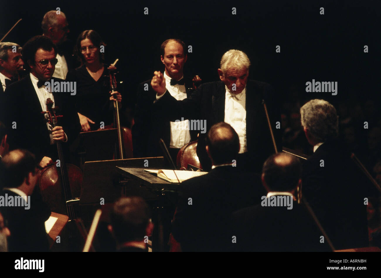 Bernstein, Leonard, 25.8.1918 - 14.10.1990, compositeur et chef d'orchestre américain, à la conduite, les concerts avec l'Orchestre philharmonique d'Israël Orch Banque D'Images
