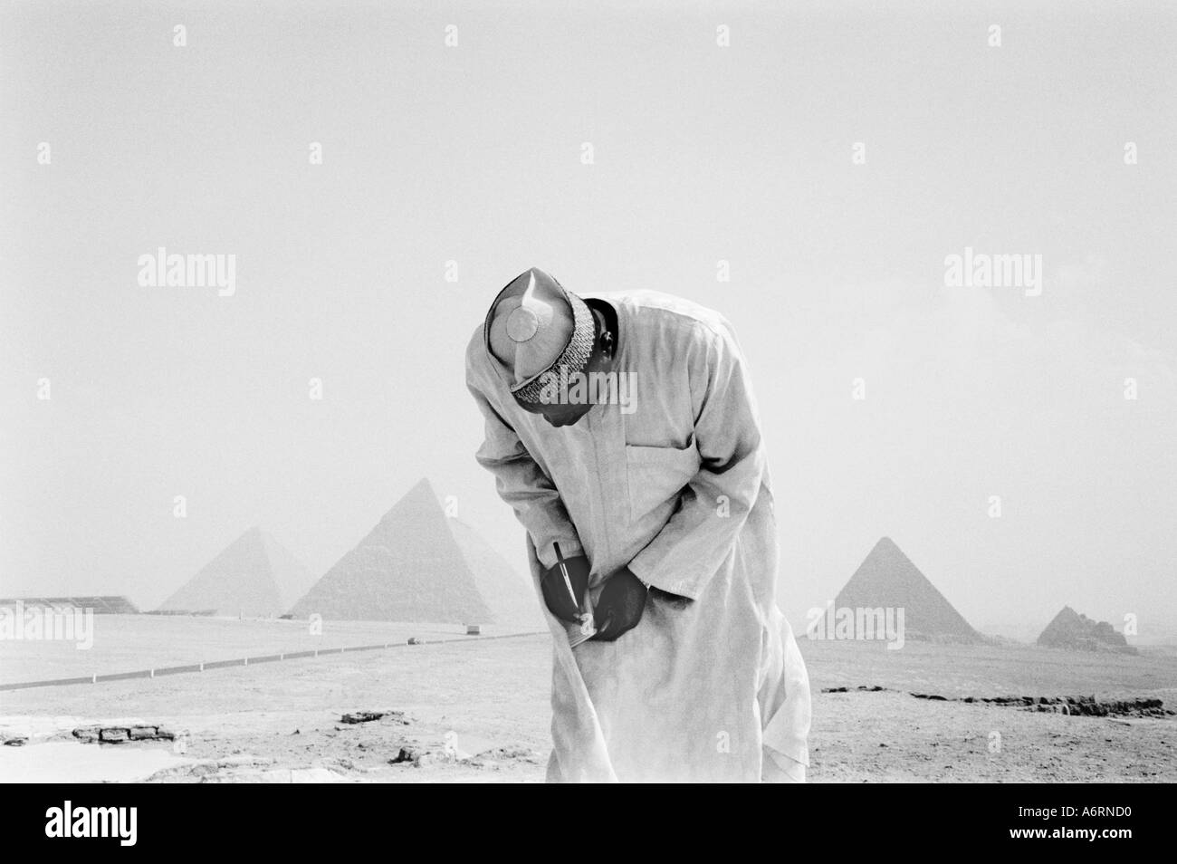 Le Caire Egypte, White Robed Man at Giza Pyramids (MR) Banque D'Images