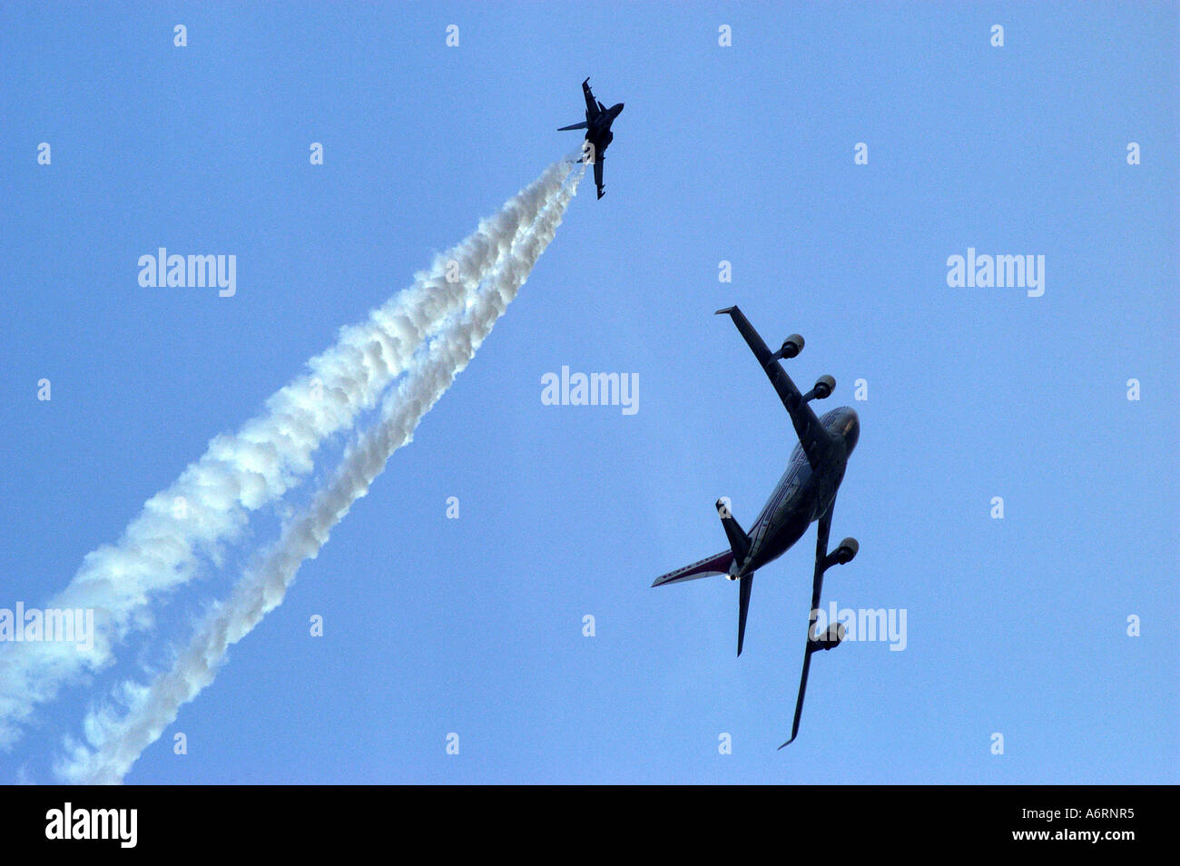 Cna77303 avion survol d'avions de chasse avec pendant air show Banque D'Images