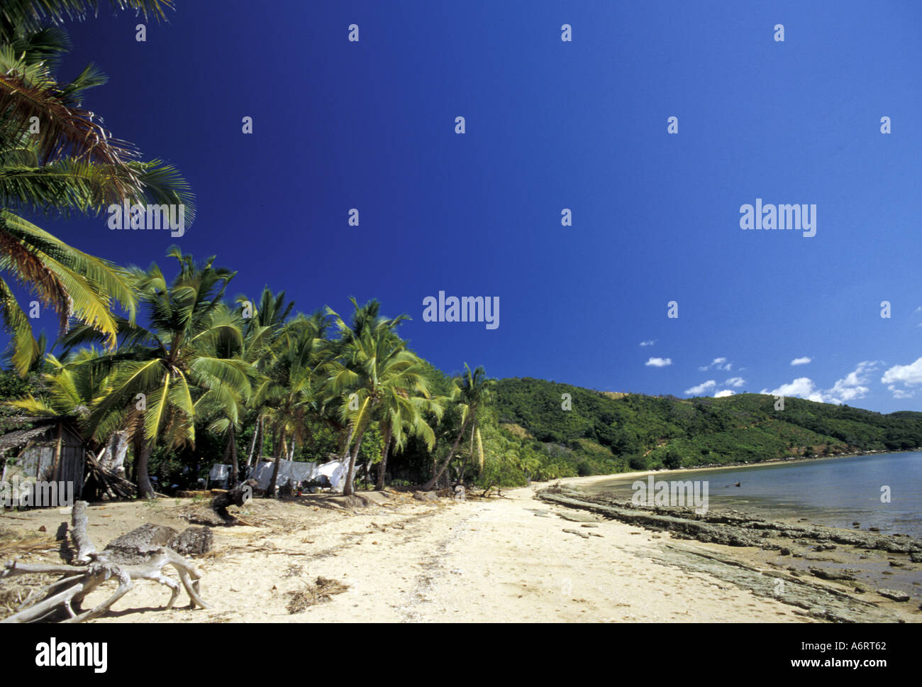 L'Afrique, Madagascar, Nosy Komba. Plages et village de pêcheurs avec de nappes de pendaison Banque D'Images