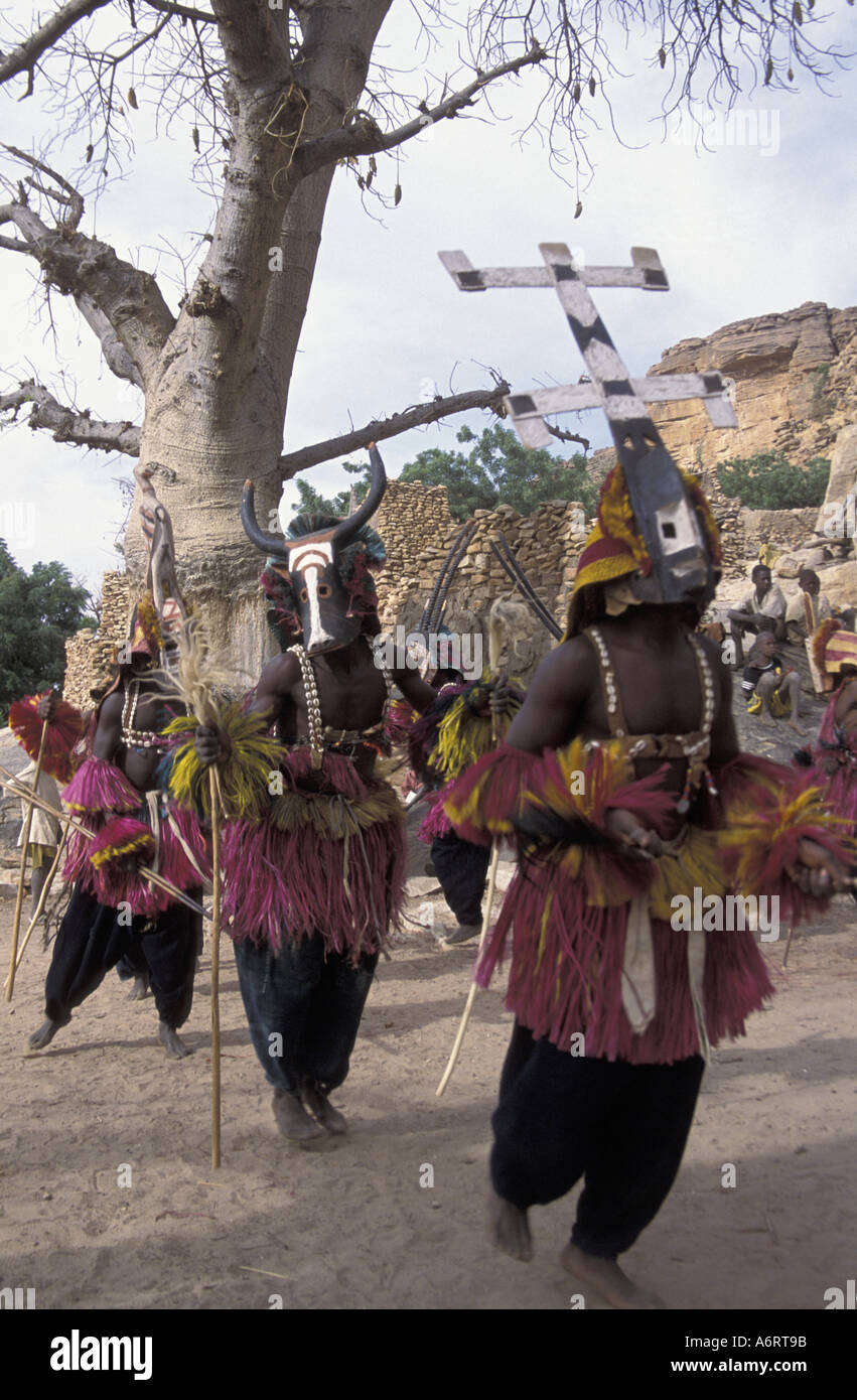 Danse Du Masque Dans Le Village Dogon De Tireli Afrique, Mali, Pays Dogon, le village de Tireli. Danseurs masqués Photo  Stock - Alamy