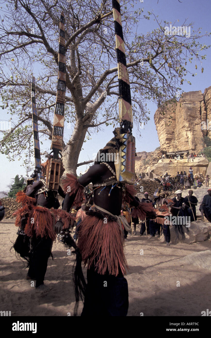Danse Du Masque Dans Le Village Dogon De Tireli Dogon dance Banque de photographies et d'images à haute résolution - Page 5  - Alamy