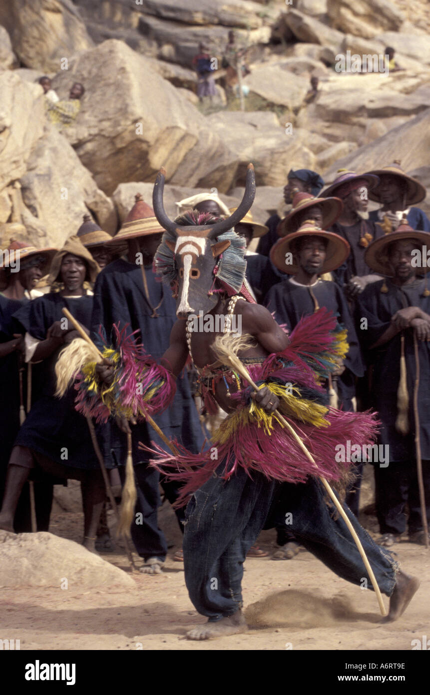 Danse Du Masque Dans Le Village Dogon De Tireli Afrique, Mali, Pays Dogon, le village de Tireli. Danseur masqué Photo Stock  - Alamy