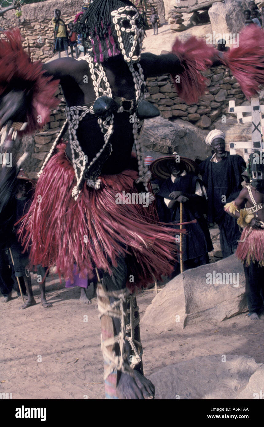 Danse Du Masque Dans Le Village Dogon De Tireli Danseur masqué Dogon sur pilotis Tirelli Mali Afrique de l'Ouest Photo  Stock - Alamy