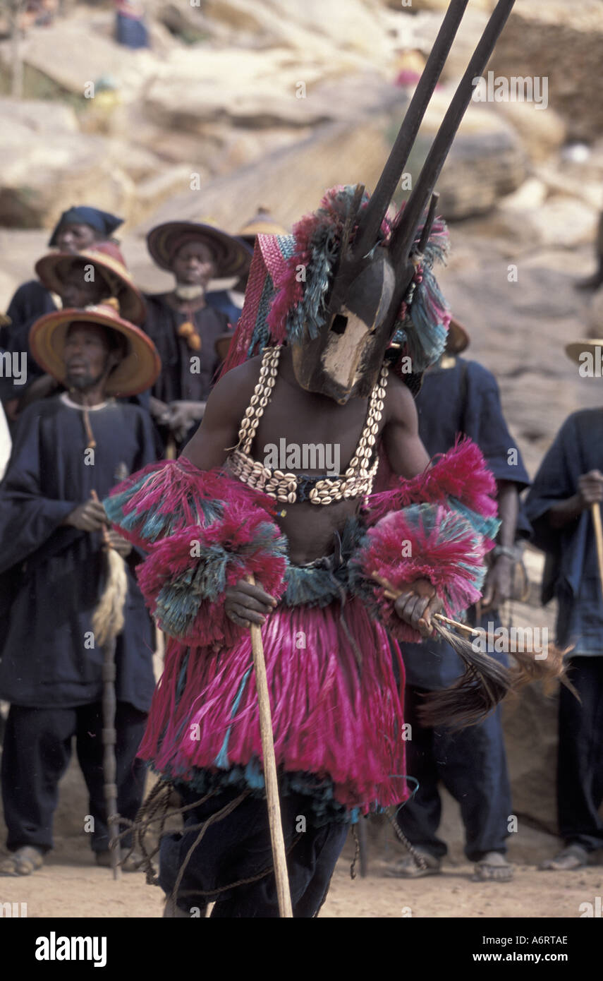Danse Du Masque Dans Le Village Dogon De Tireli Afrique, Mali, Pays Dogon, le village de Tireli. Danseur masqué Photo Stock  - Alamy