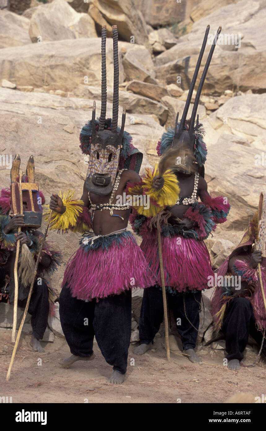 Danse Du Masque Dans Le Village Dogon De Tireli Afrique, Mali, Pays Dogon, le village de Tireli. Danseurs masqués Photo  Stock - Alamy