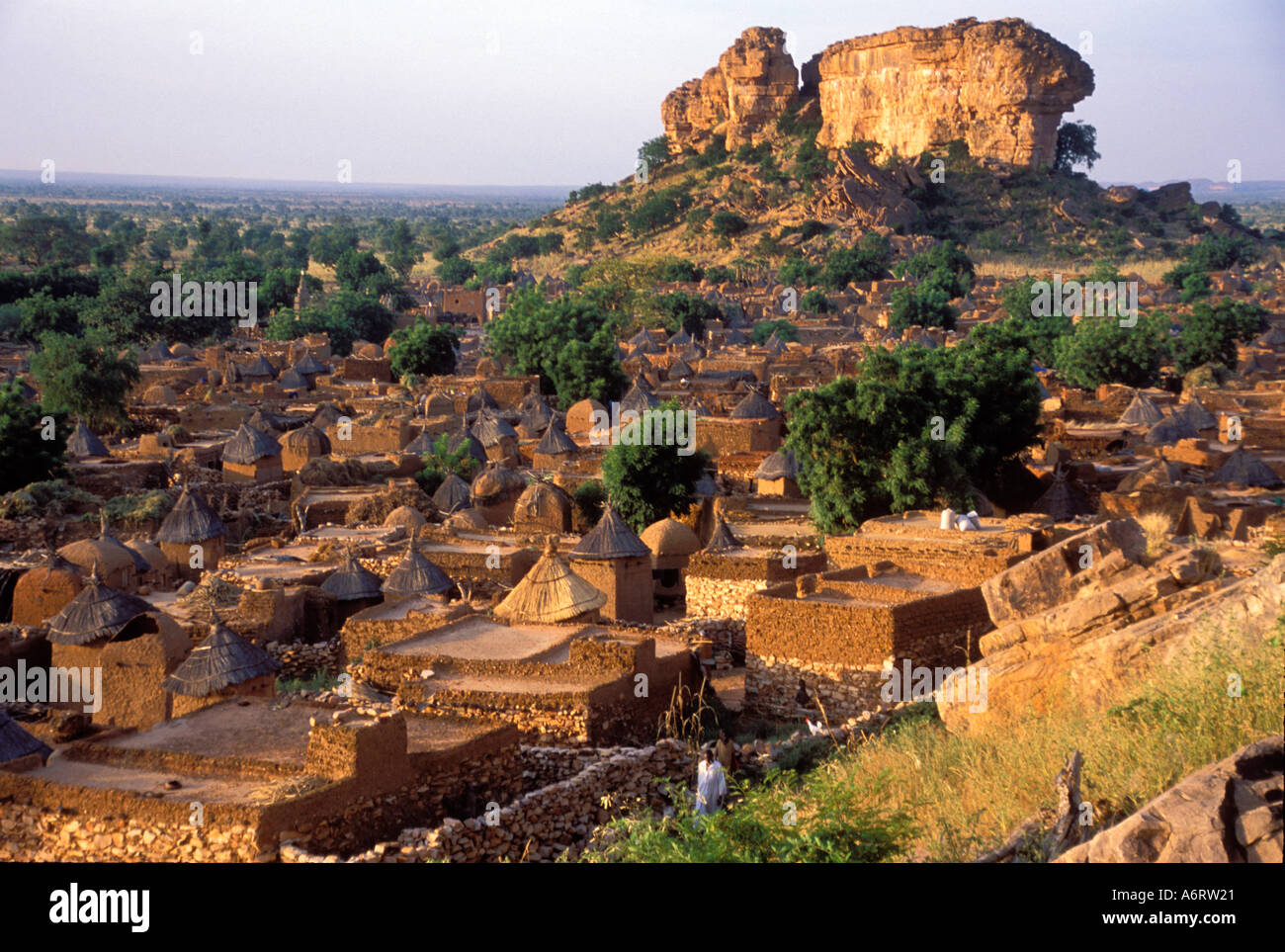 Lever de soleil sur un village de Songo, Dogon au Mali, Afrique. Banque D'Images