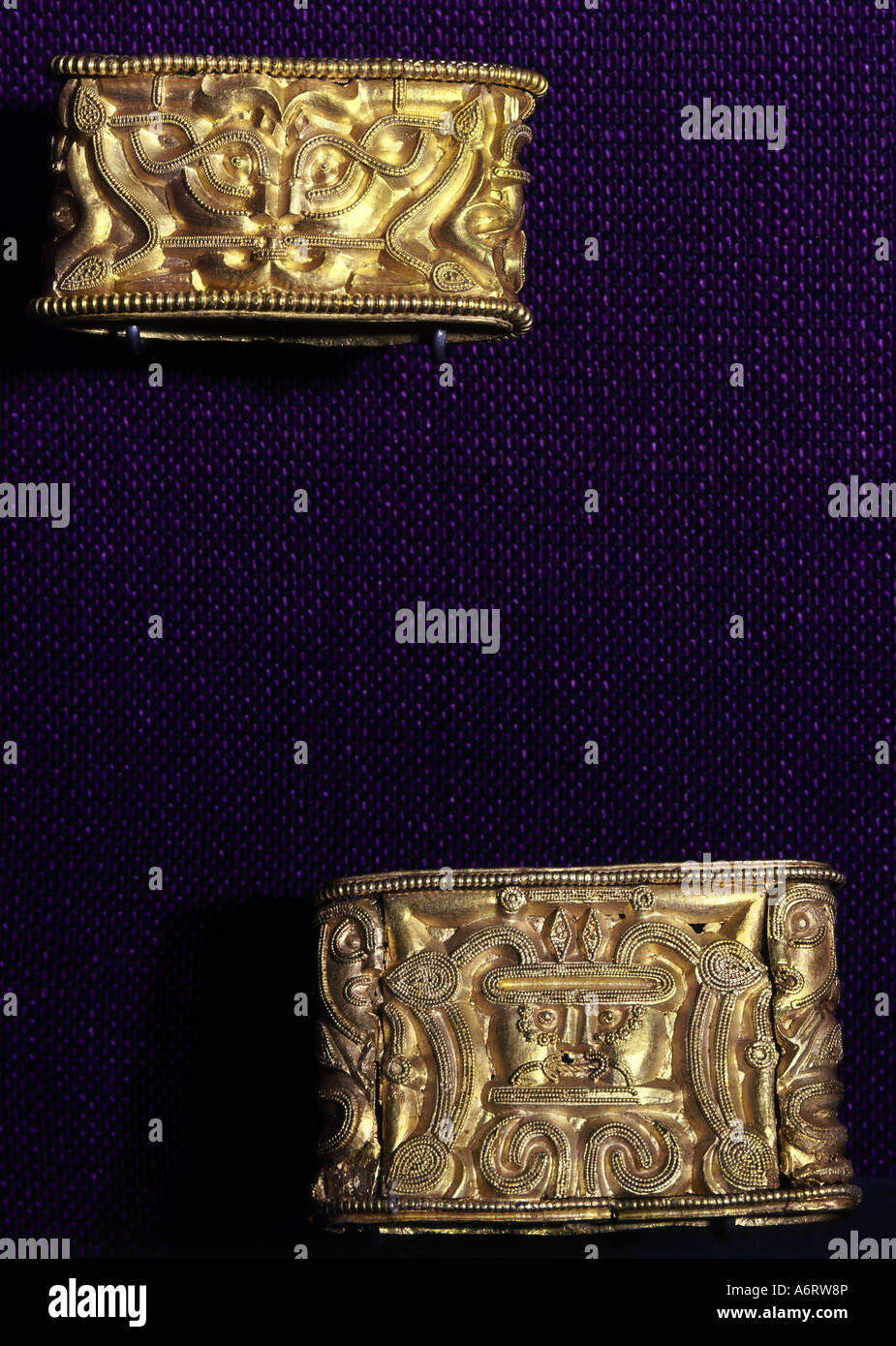 Beaux-arts, arts nordique, deux fixations en métal pour visages stylisés, fourreaux, Amdal, Lista, vers 500, d'or, ciselé, antiquities col Banque D'Images