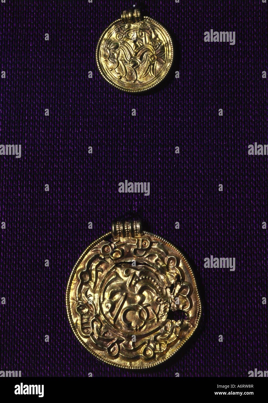 Beaux-arts, arts nordique, deux tendriled bracteates, ornement, trésor de Madla, Haland, vers 500, d'or, ciselé, antiquités co Banque D'Images