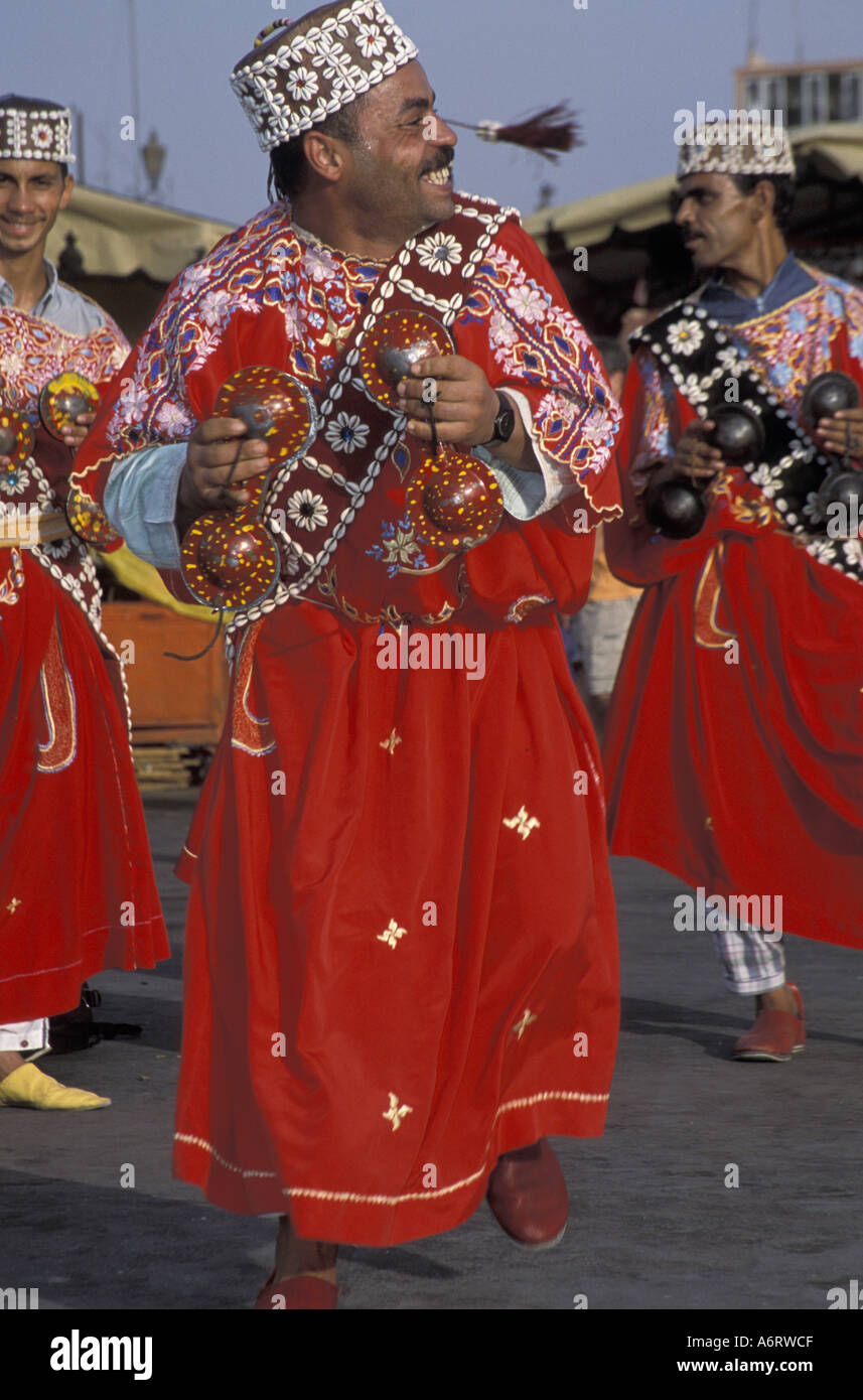 L'AFRIQUE, Maroc, Marrakech danseurs et musiciens en place Djemaa-el-Fna Banque D'Images