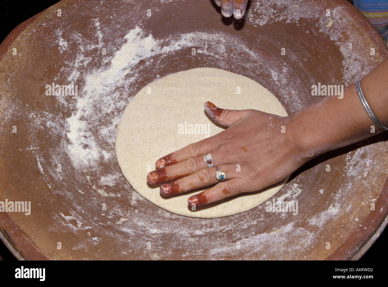 L'Afrique, Maroc, Tinfou Close-up de mains (colorées avec de l'henné) façonner le pain plat Banque D'Images