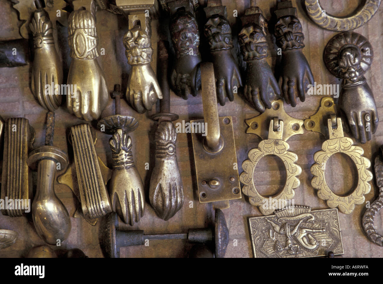 L'Afrique, Maroc, Marrakech, mains de Fatima pour la vente ; sur les portes, elles sont censées éloigner les mauvais esprits Banque D'Images