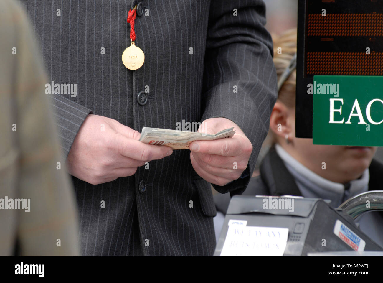 Hippodrome bookmaker avec de l'argent dans la main Banque D'Images