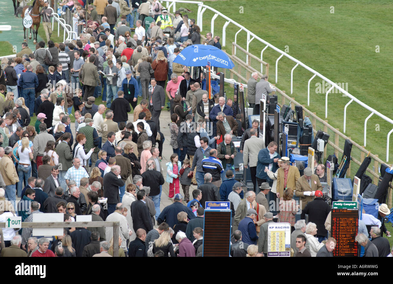 Les foules et les bookmakers à Fakenham Hunt Racecourse Norfolk UK Banque D'Images
