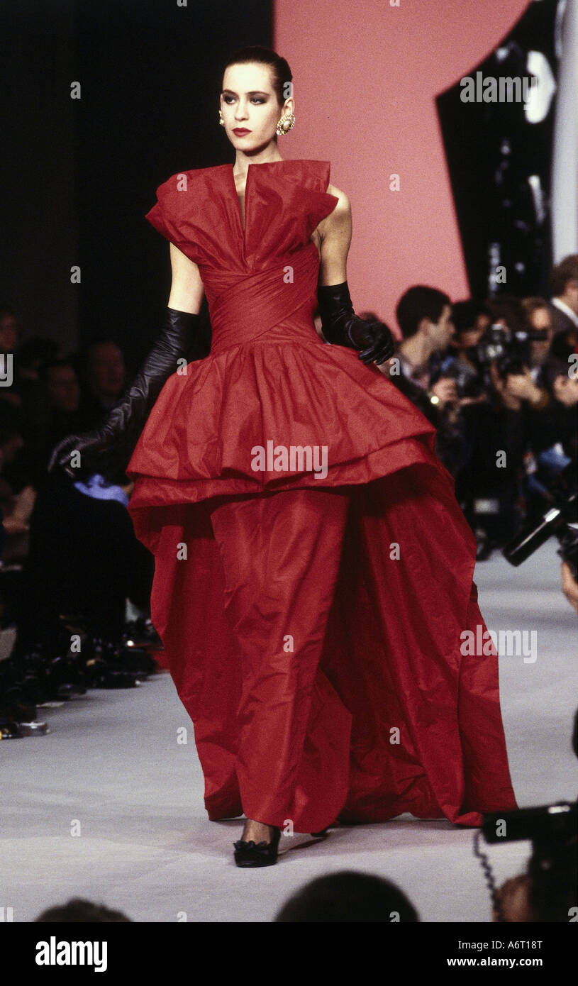 Mode, 1990, mannequin, robe rouge, passerelle, automne hiver, par Chanel,  Paris, 1990, 90 Photo Stock - Alamy