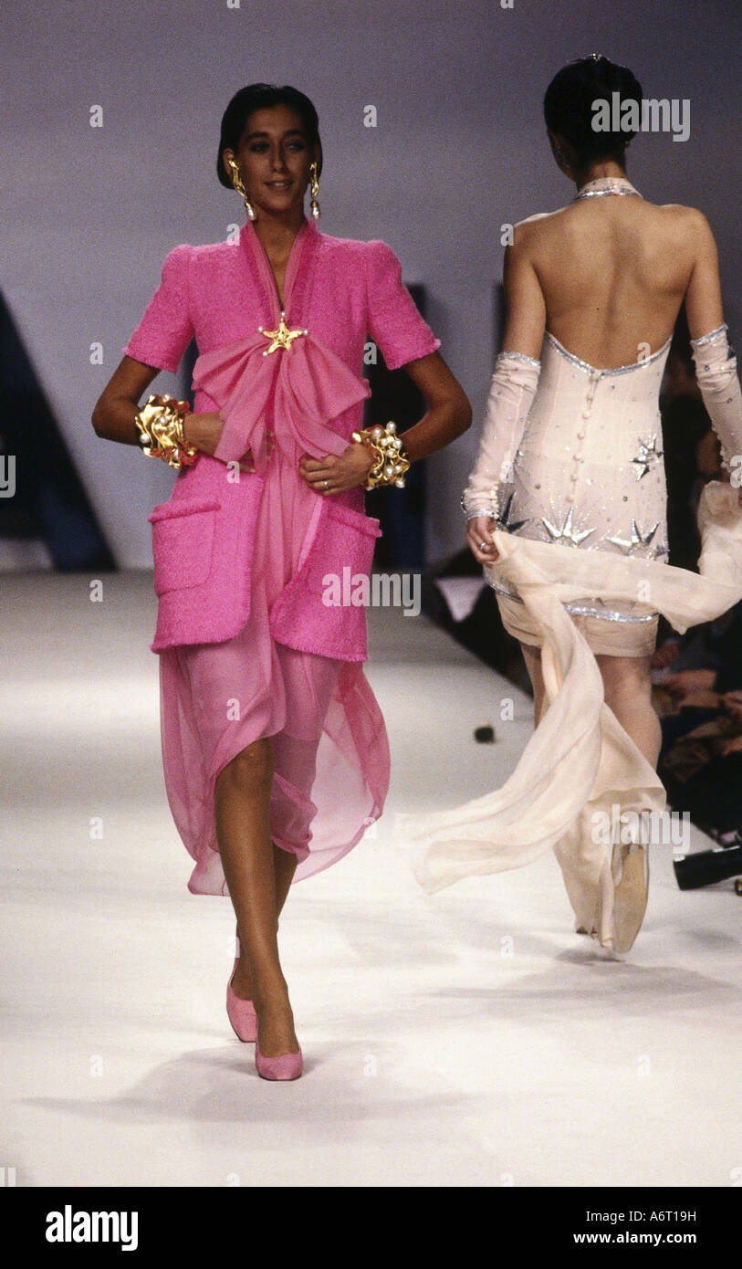 Mode, années 1990, mannequin, veste de port et mini-jupe, pleine longueur,  passerelle, printemps été, Haute-Couture, par Chanel, Paris, 1990, 90 Photo  Stock - Alamy